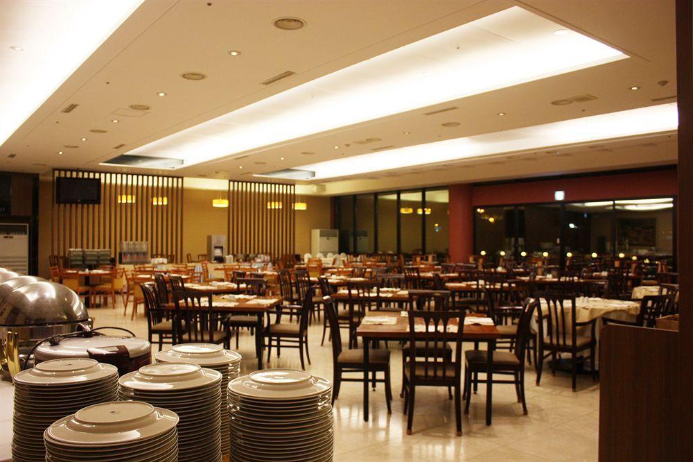 Commodore Hotel Кёнджу Экстерьер фото