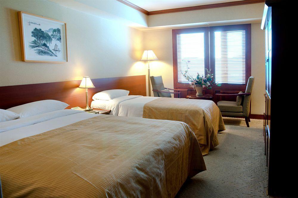 Commodore Hotel Кёнджу Экстерьер фото