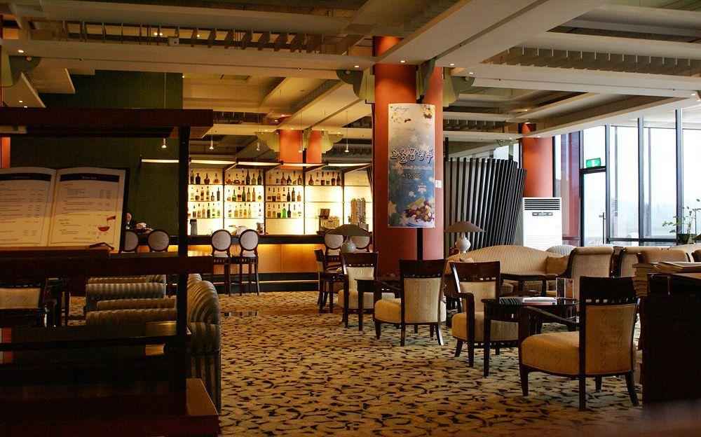 Commodore Hotel Кёнджу Экстерьер фото
