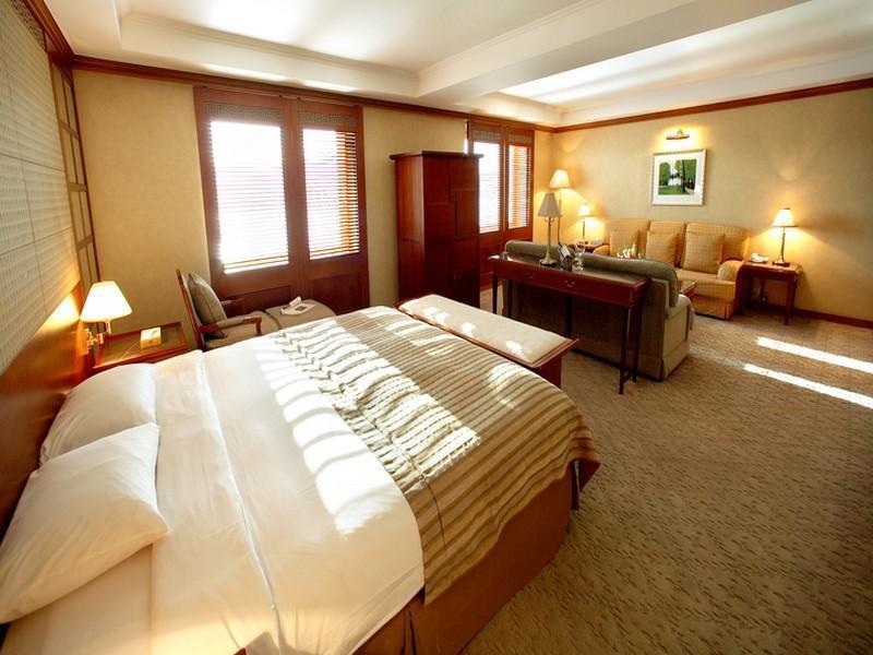 Commodore Hotel Кёнджу Экстерьер фото