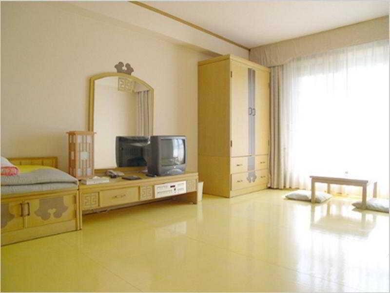 Commodore Hotel Кёнджу Экстерьер фото