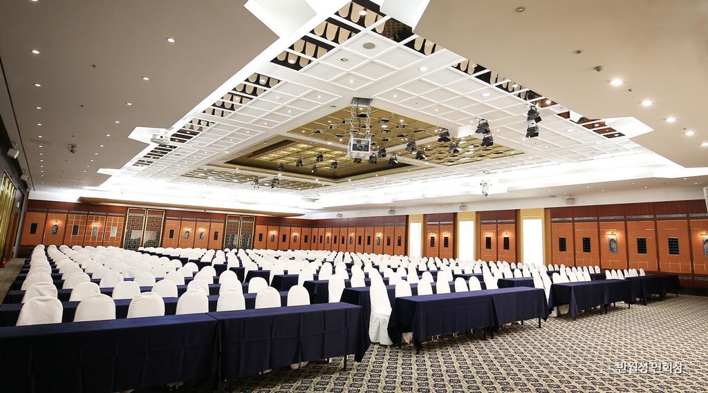 Commodore Hotel Кёнджу Экстерьер фото