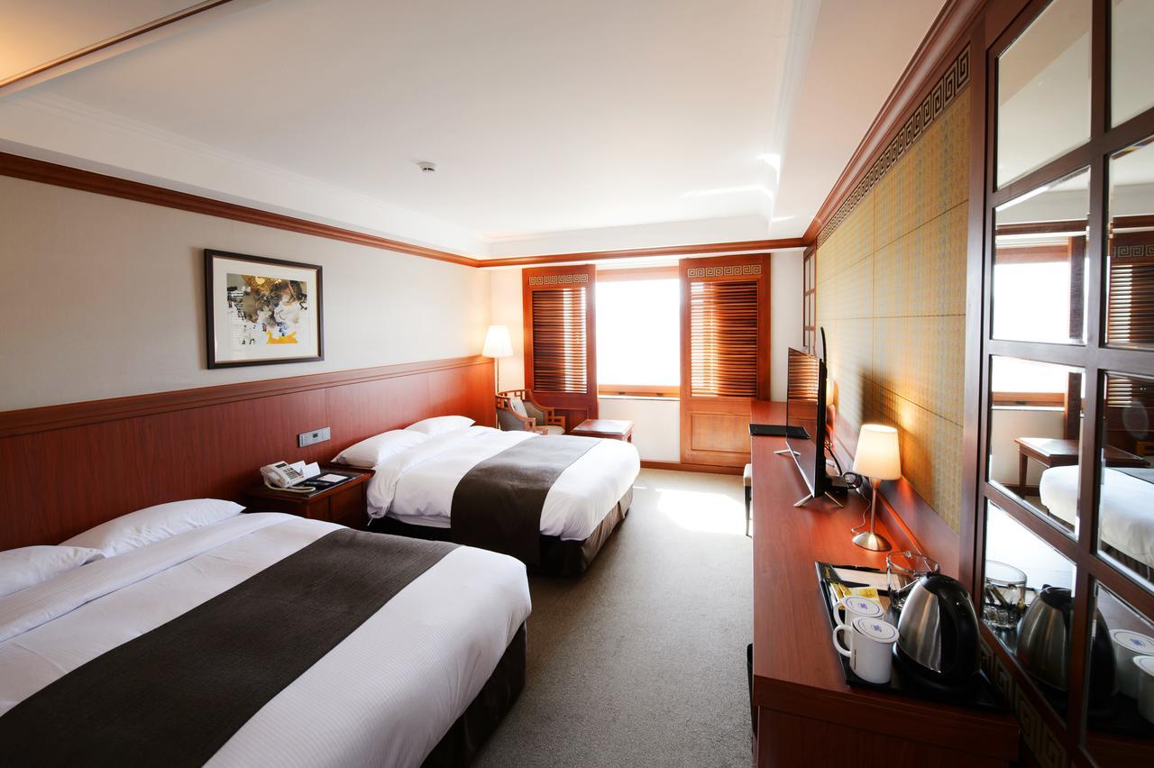 Commodore Hotel Кёнджу Экстерьер фото