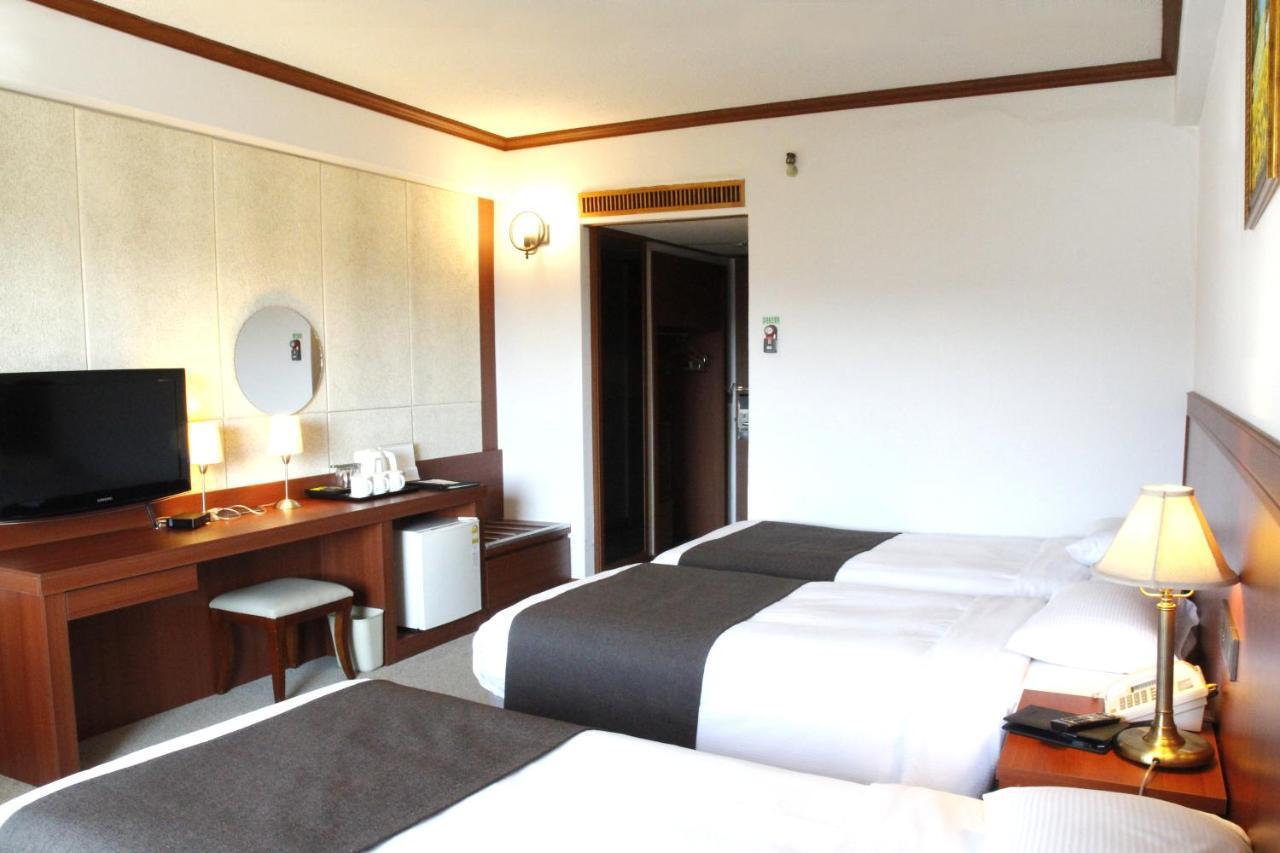 Commodore Hotel Кёнджу Экстерьер фото